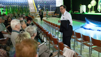 Paavo Väyrynen talar med partimötesdelegater