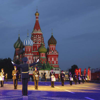 En rysk militärorkester uppträder vid Vasilijkatedralen på röda torget i Moskva.