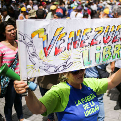 Oppositionsanhängare deltog i en protest utanför UNHCR:s högkvarter i Caracas i fredags.