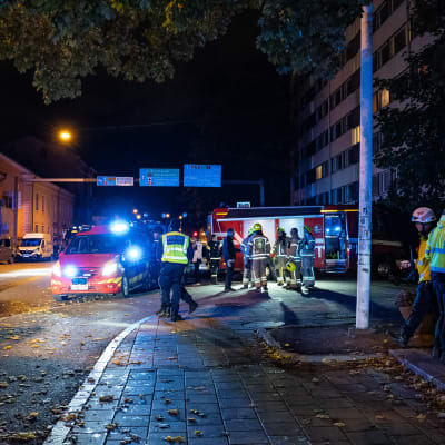 Polis och räddningspersonal utanför Kåren i Åbo. 