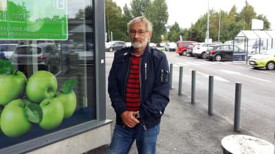 Risto Böling utanför en affär i Borgå.