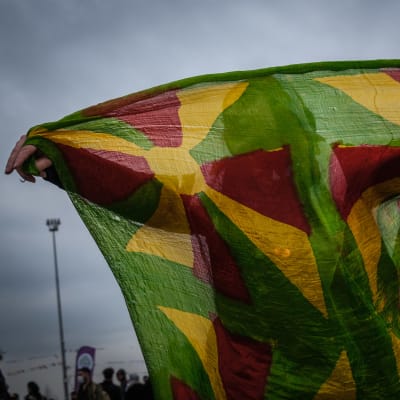 Kurdien oikeuksia ajavan HDP-puolueen kannattaja piteli puolueen lippua maaliskuussa kurdien uuden vuoden juhlinnassa Istanbulissa Turkissa.