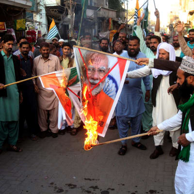 Demonstration i Pakistan till stöd för Kashmirborna i den av Indien administrerade delen av Kashmir