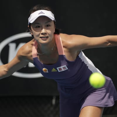Kiinalainen tennispelaaja Peng Shuai lyömässä palloa.