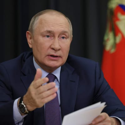 Rysslands president Vladimir Putin leder via videolänk från Sotji den 27 september 2022 ett möte om jordbruksfrågor. Putin säger att spannmålsskörden blir rekordstor.