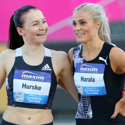 Reetta Hurske och Lotta Harala kramar varandra.