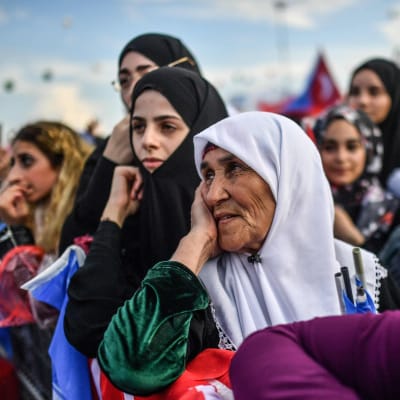 Kvinnor lyssnar på Erdogan som håller tal i Istanbul den 17 juni 2018