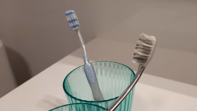Två tandborstar i två glas.
