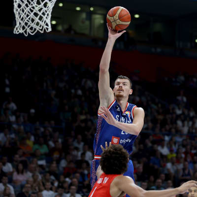 Borisa Simanic spelar basket.