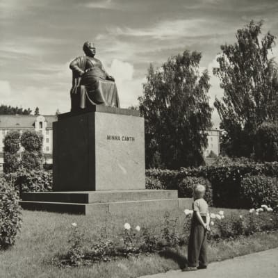 Minna Canths staty i Minna Canth-parken i Kuopio.