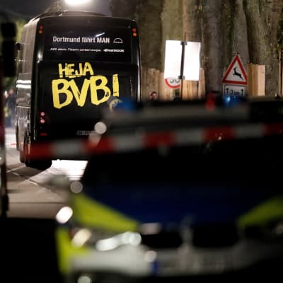 Bombdådet mot Borussia Dortmunds spelarbuss är en bisarr historia.