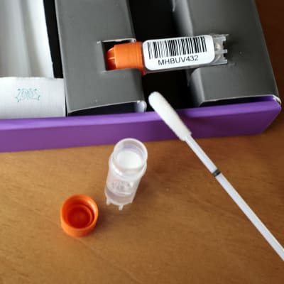 DNA-testipaketti jakkaralla.