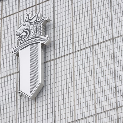 Polisens logo på Böle polisstations utevägg. 