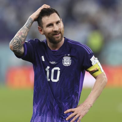Lionel Messi skrapar sig i huvudet.