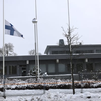 Ylöjärven kaupungintalolla oli maanantaina suruliputus.