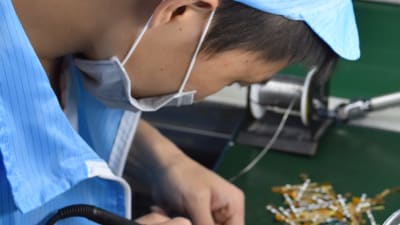  I Kina är alla företag förpliktade att förse sina anställda med andningsmasker. Det är inte lätt att få tag på masker, så förordningen försvårar företagens verksamhet.