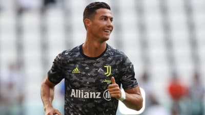 Cristiano Ronaldo ler iklädd Juventus svarta uppvärmningsblus.