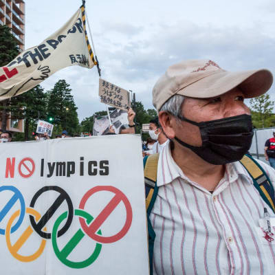 Olympialaisia vastustava mielenosoitus Tokiossa.