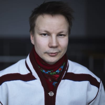 Niillas Holmberg valko-mustassa saamenasussa.