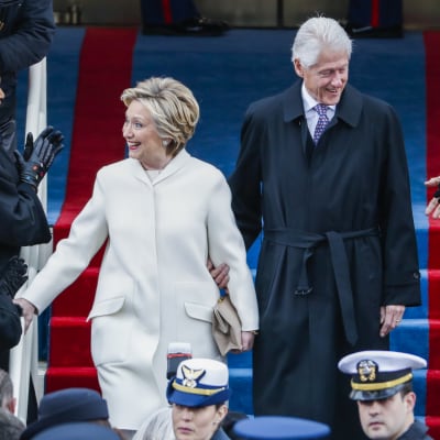 Hillary och Bill Clinton går ner för en trappa under installationen av Donald Trump.