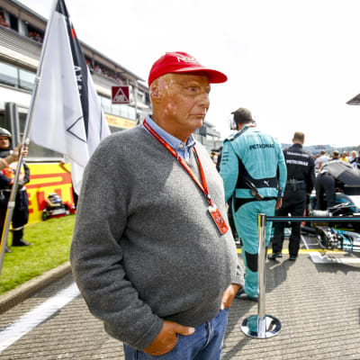 Niki Lauda står på startgridden