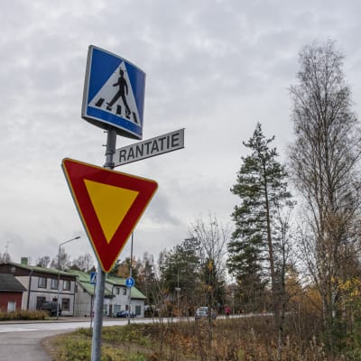Rantatien tienviitta Joutsenossa.