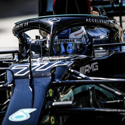 Valtteri Bottas i sin bil.
