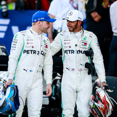 Valtteri Bottas och Lewis Hamilton går och talar med varandra