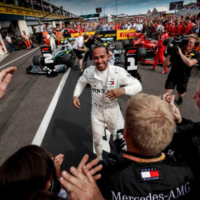 Lewis Hamilton springer mot stallpersonalen