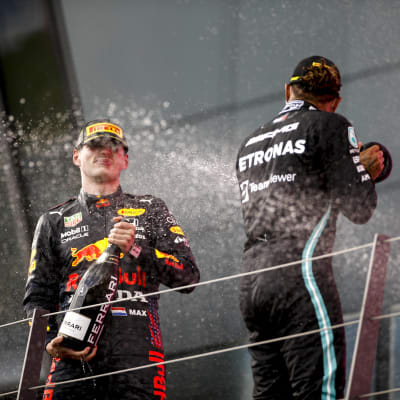 Lewis Hamilton sprutar champagne på Max Verstappen.