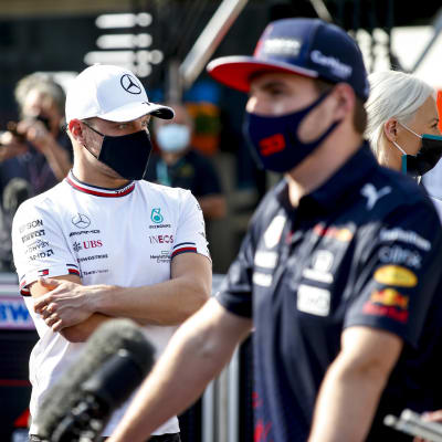 Valtteri Bottas och Max Verstappen står i intervjuzonen.
