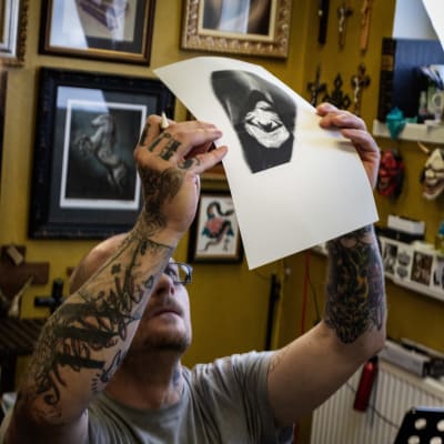 Tony Raita tekee tatuointeja liikkeessään Lahdessa 13.9.2018.