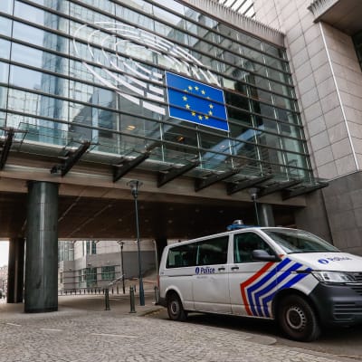 Poliisiauto EU-parlamentin ulkopuolella Brysselissä. 