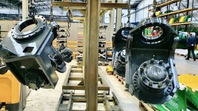 Nymålade motordelar till en stor lyftanordning hänger på tork i företaget Combilifts fabrik i Monaghan, Irland.