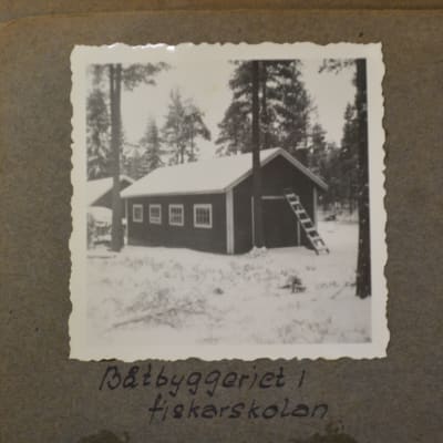 svartvitt fotografi från album. Båtbyggeriet i fiskarskolan