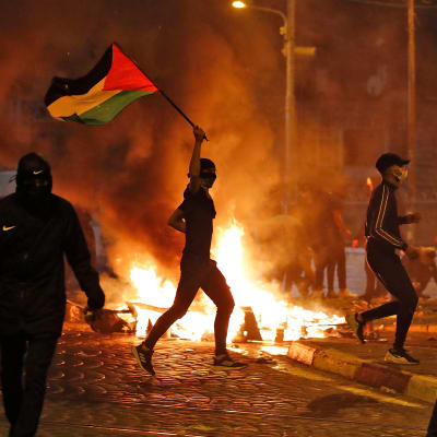 Palestinska demonstranter i Jerusalem 14.5.2021.