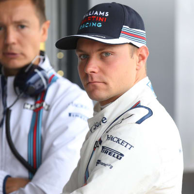 Valtteri Bottas ser in i kameran.