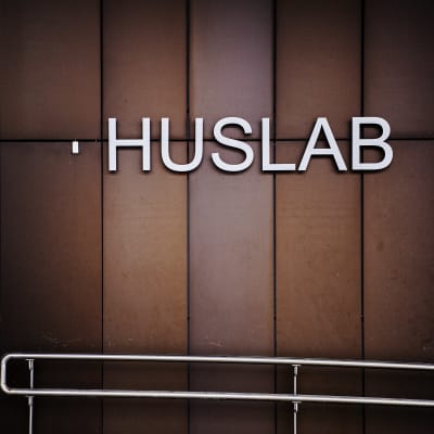 Huslab-laboratorion kyltti seinällä.
