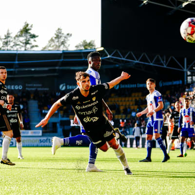 Sergei Eremenko i SJK kämpar om bollen.