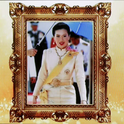 Det här porträttet på prinsessan Ubolratana visades på thailändsk tv då man läste upp kungens meddelande om att hennes kandidatur är olämplig. 