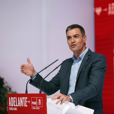 den spanska premiärministern och omvalskandidaten för det spanska socialistpartiet (PSOE) Pedro Sanchez håller ett tal 