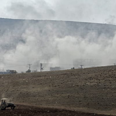 Vy av Kobane i Syrien från den turkiska sidan av gränsen den 28 oktober 2014.