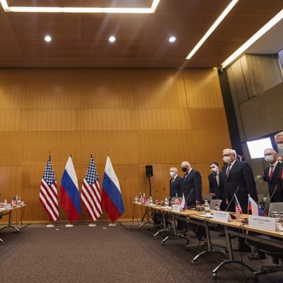 Människor på ett möte i Geneve mellan USA och Ryssland