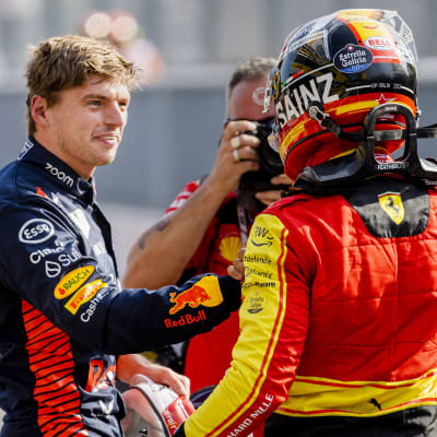Max Verstappen gratulerar Carlos Sainz.