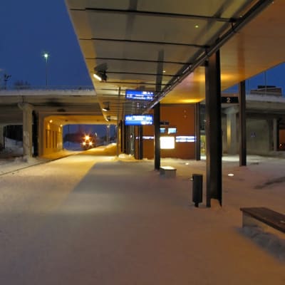 Snöig perrong vid Vasa resecentrum.