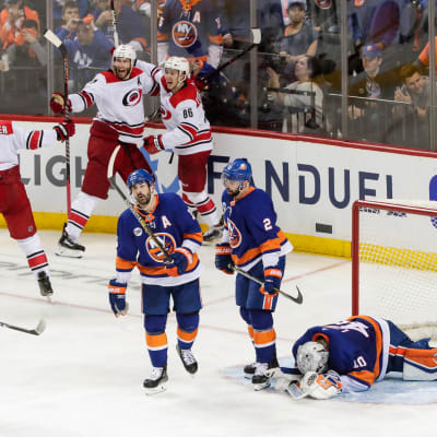 Jordan Staals segermål mot Islanders firas av Carolina.