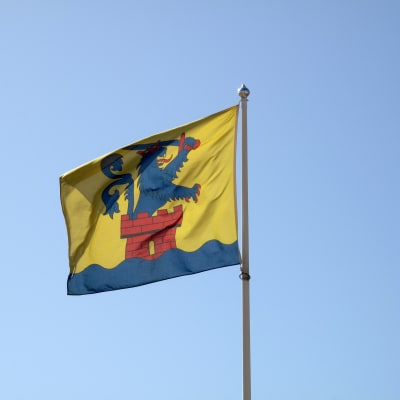 Jakobstad flaggar.