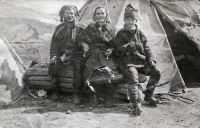 Simoni, Ella-Stiina och Veikko Laakso på utställning i Tyskland 1930.