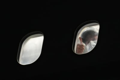 En passagerare visar tummen upp efter att ha landat i Storbritannien 17.8.2021