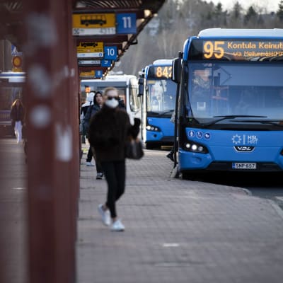 Pussar och passagerare på perrongen i Östra centrum i Helsingfors. 